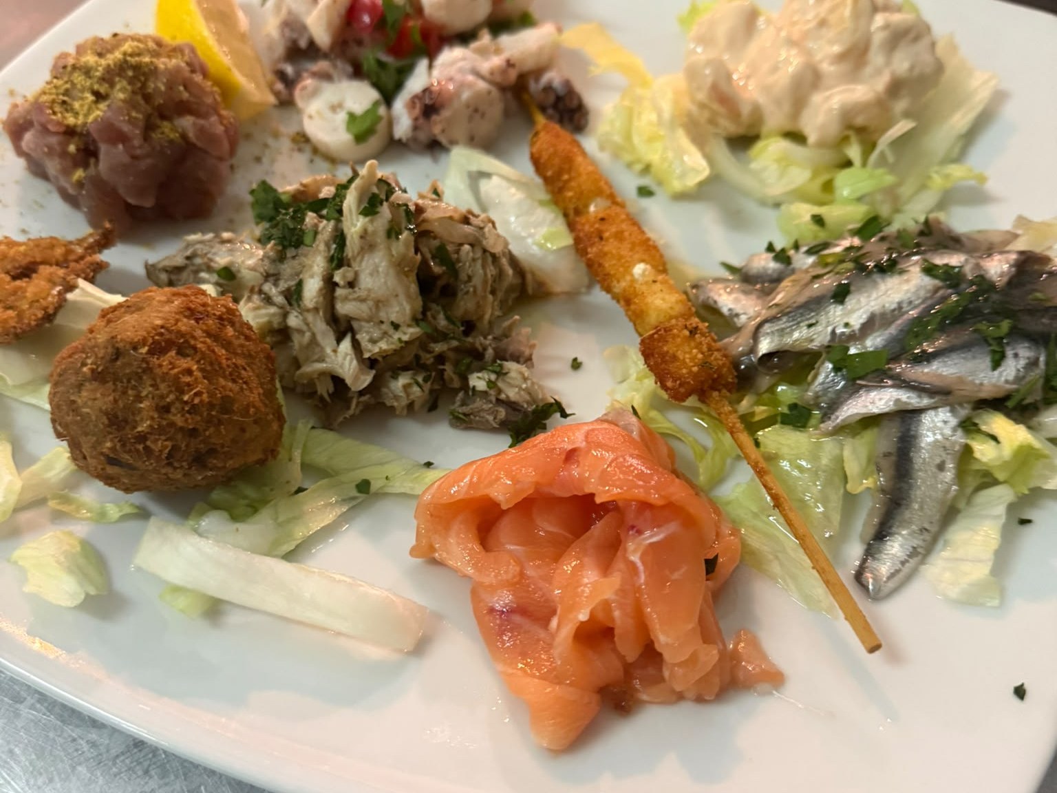 Antipasto misto di mare servito nel ristorante a Catanzaro