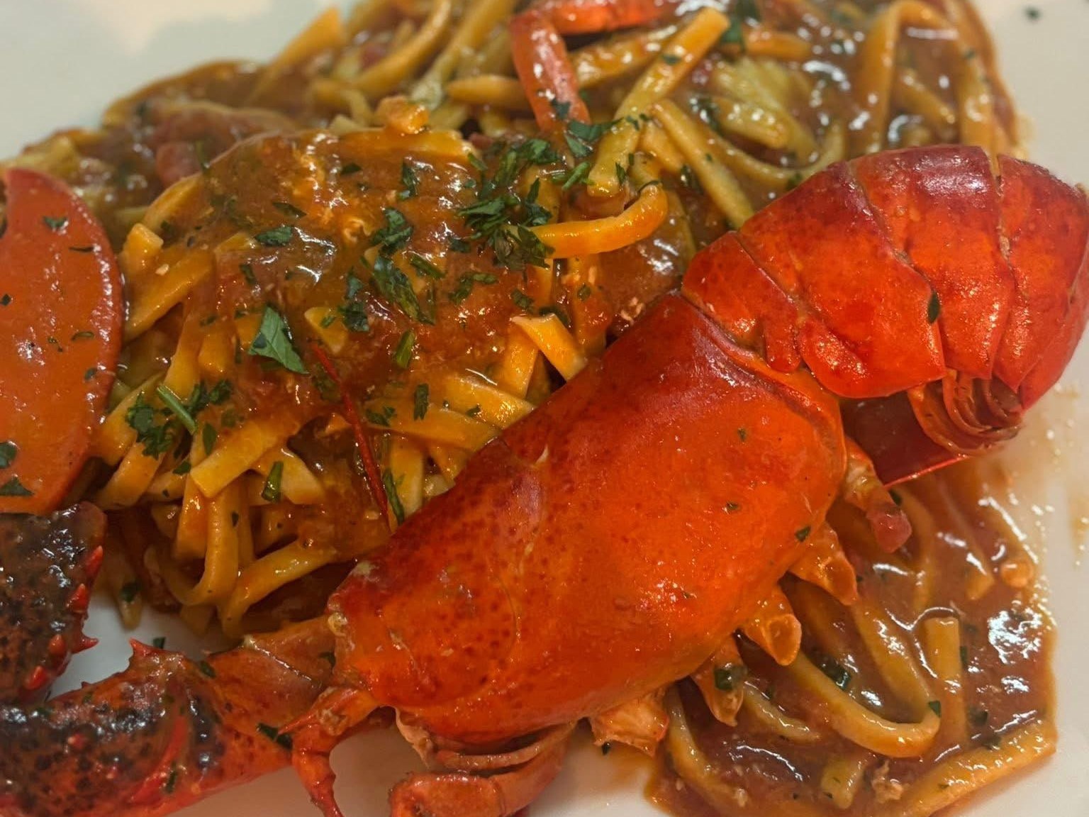 Linguine all'astice preparate nel ristorante a Catanzaro
