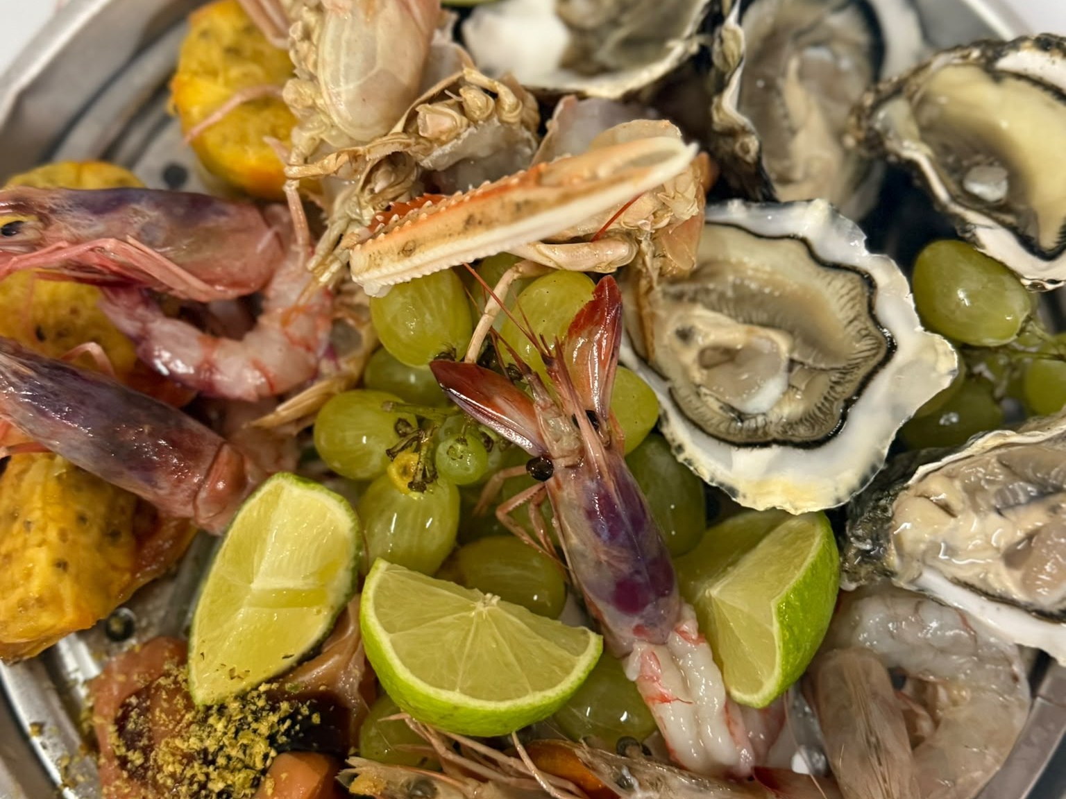 Crudi di mare con ostriche e gamberi rossi serviti a Catanzaro