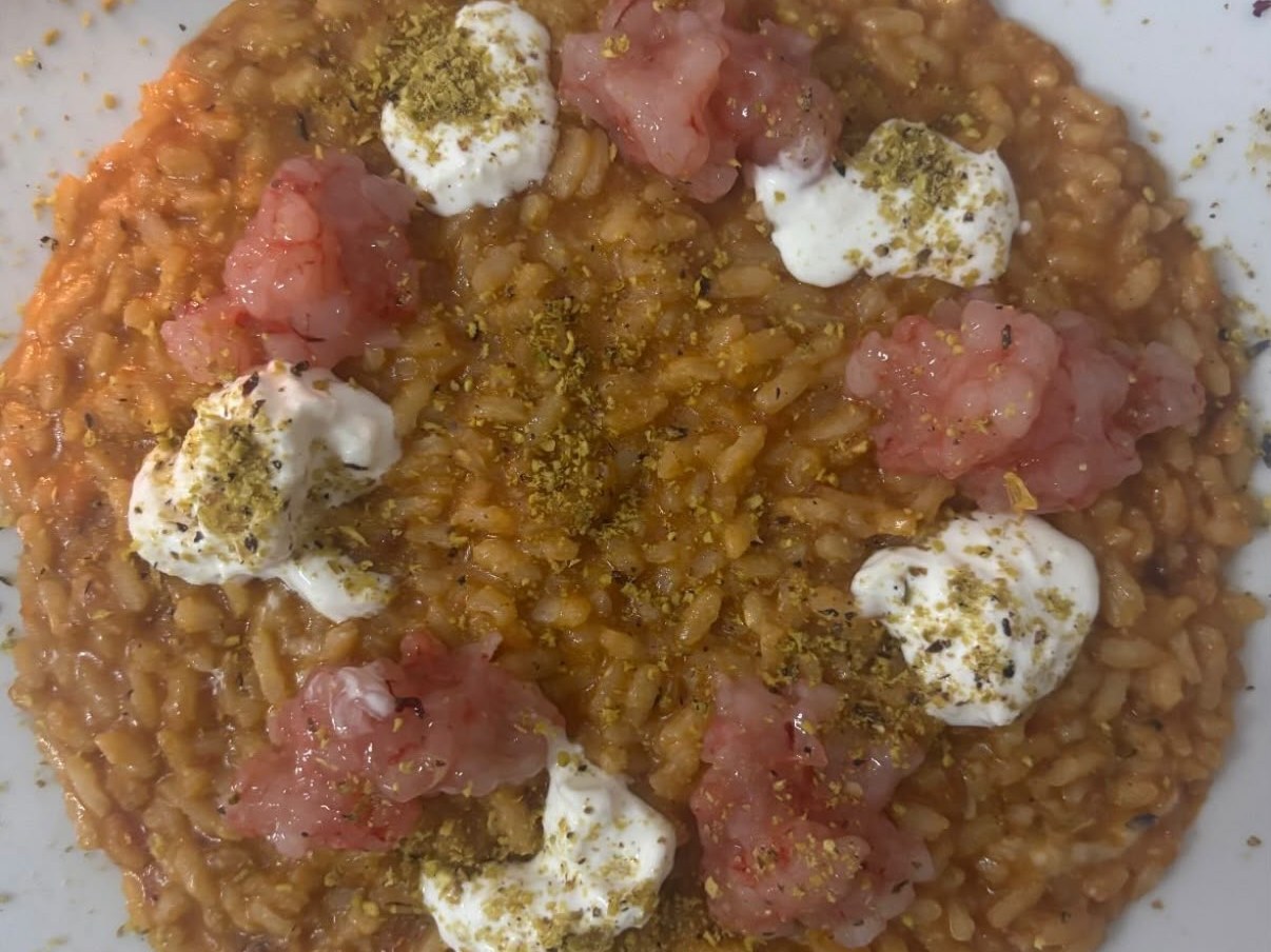 Risotto con gambero crudo e stracciatella servito nel ristorante a Catanzaro